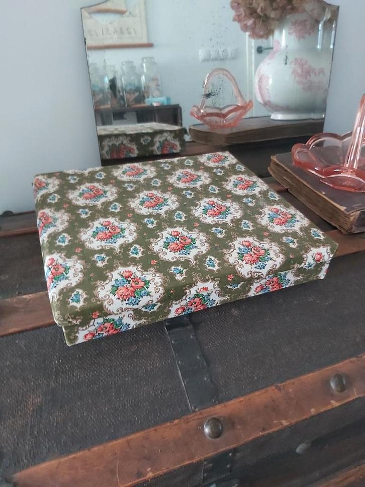 Oude brocante gestoffeerde doos roze blauwe bloemen vakjes, Antiek en Kunst, Antiek | Woonaccessoires, Ophalen of Verzenden