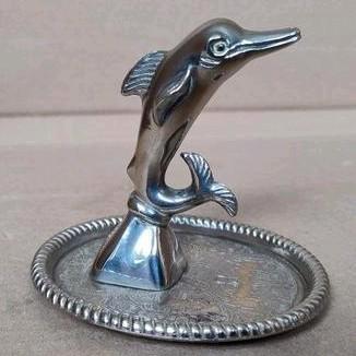 Antieke verzilverde dolfijn sieraden en ringen houder beschikbaar voor biedingen