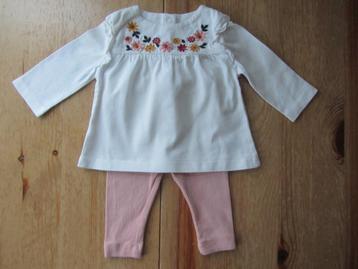 Roze shirtje met gebloemd broekje C&A maat 62 beschikbaar voor biedingen