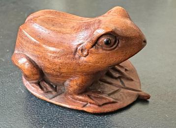 Boxwood Netsuke van een kikker op een blad Late Meijiperiode beschikbaar voor biedingen