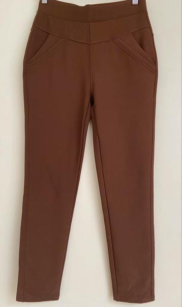 Bruine broek elastisch beschikbaar voor biedingen