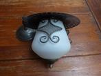 Vintage metalen hanglamp met opaline glas, Antiek en Kunst, Antiek | Lampen, Ophalen of Verzenden