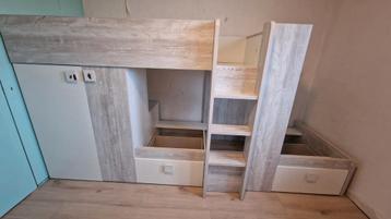 Zeer net stapelbed met inbouw kast beschikbaar voor biedingen