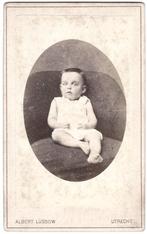 CDV dun karton - Kind Jongen Stoel - Foto Lussow Utrecht, Gebruikt, Foto, Ophalen of Verzenden, Voor 1940