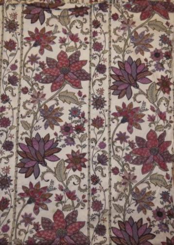 Vintage lap stof wit met oosterse bloemen in paarstinten beschikbaar voor biedingen