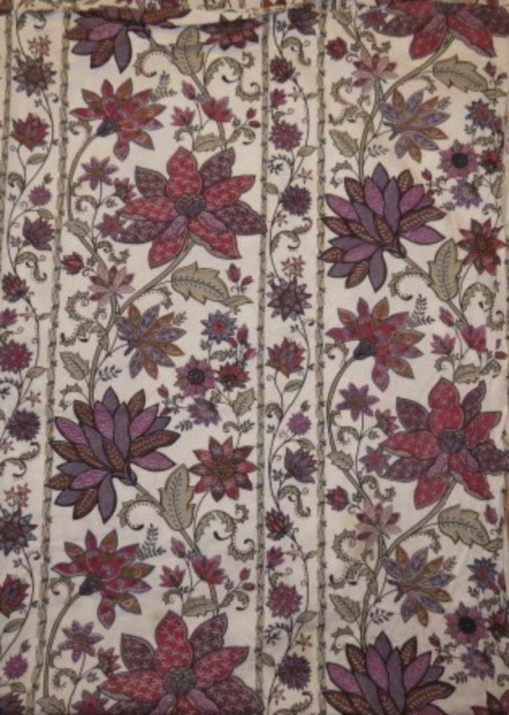 Vintage lap stof wit met oosterse bloemen in paarstinten, Hobby en Vrije tijd, Stoffen en Lappen, Zo goed als nieuw, Katoen, 30 tot 120 cm
