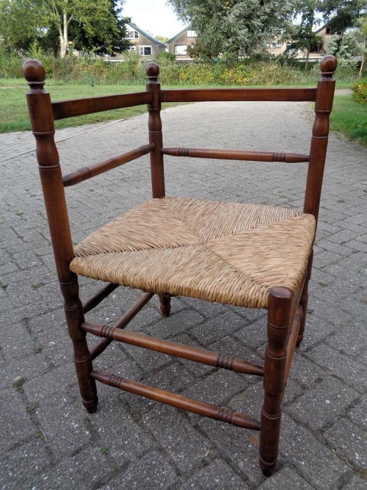 Vintage hoekstoeltje met gevlochten biezen zitting, Antiek en Kunst, Antiek | Meubels | Stoelen en Banken, Ophalen