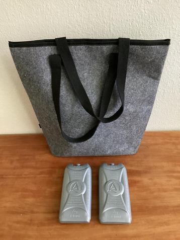 koeltas met 2 koelelementen beschikbaar voor biedingen