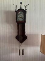 Antieke Nederlandse wandklok met decoratieve figuren – Werke, Ophalen of Verzenden