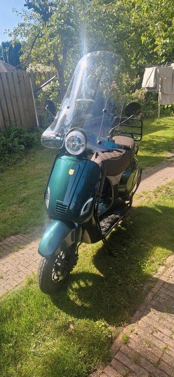 Electrische scooter La Souris bj 2024 +TWEE accu's mod Vespa beschikbaar voor biedingen