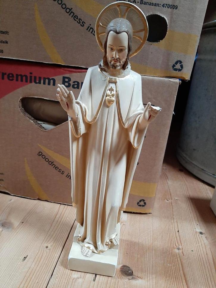 Antiek religieus beeld in zachte tinten. Hoog: 31 cm., Antiek en Kunst, Antiek | Religie, Ophalen of Verzenden