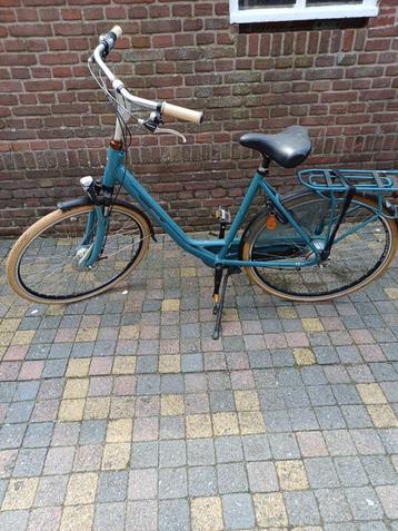 prachtige blauwe damesfiets beschikbaar voor biedingen
