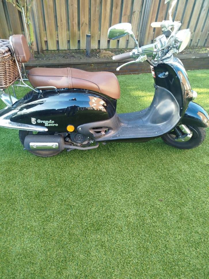 BTC Grande Retro scooter 50cc, Fietsen en Brommers, Snorfietsen en Snorscooters, Gebruikt, Overige merken, Benzine, Ophalen