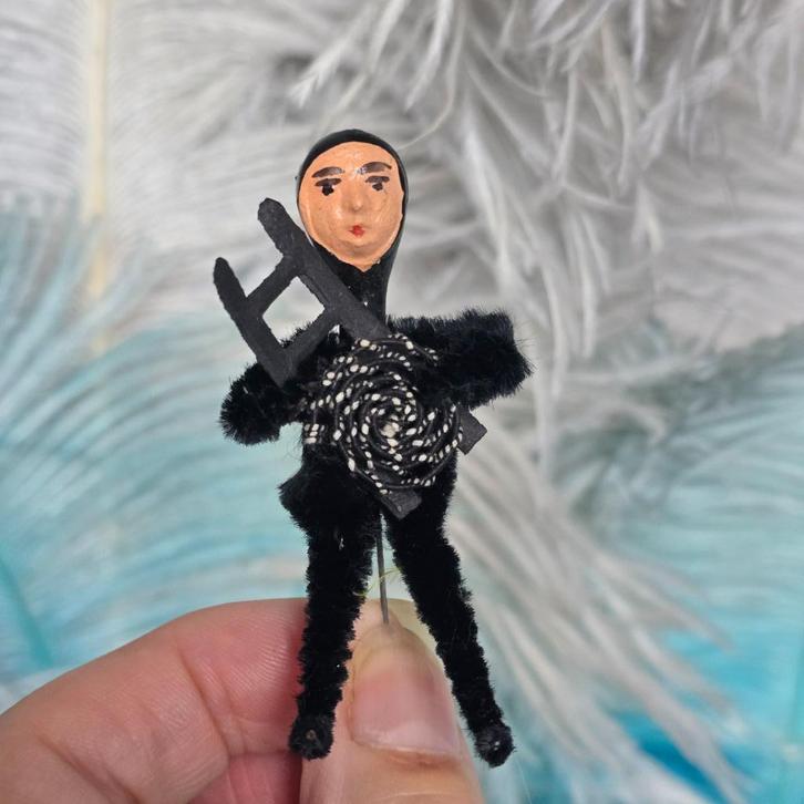 schoorsteenveger speld broche kerst feathtertree popje pin, Antiek en Kunst, Antiek | Overige Antiek, Verzenden
