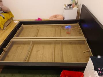 Bed frame met metaal lattenbodem