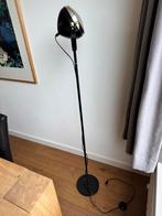 Zwarte moderne staande lamp, Huis en Inrichting, Lampen | Vloerlampen, Ophalen, Gebruikt