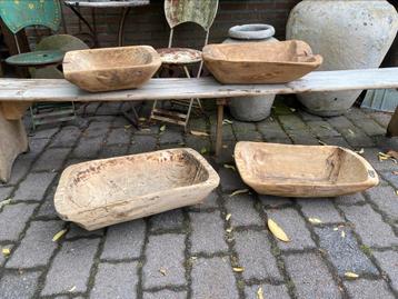 4 oude houten troggen beschikbaar voor biedingen