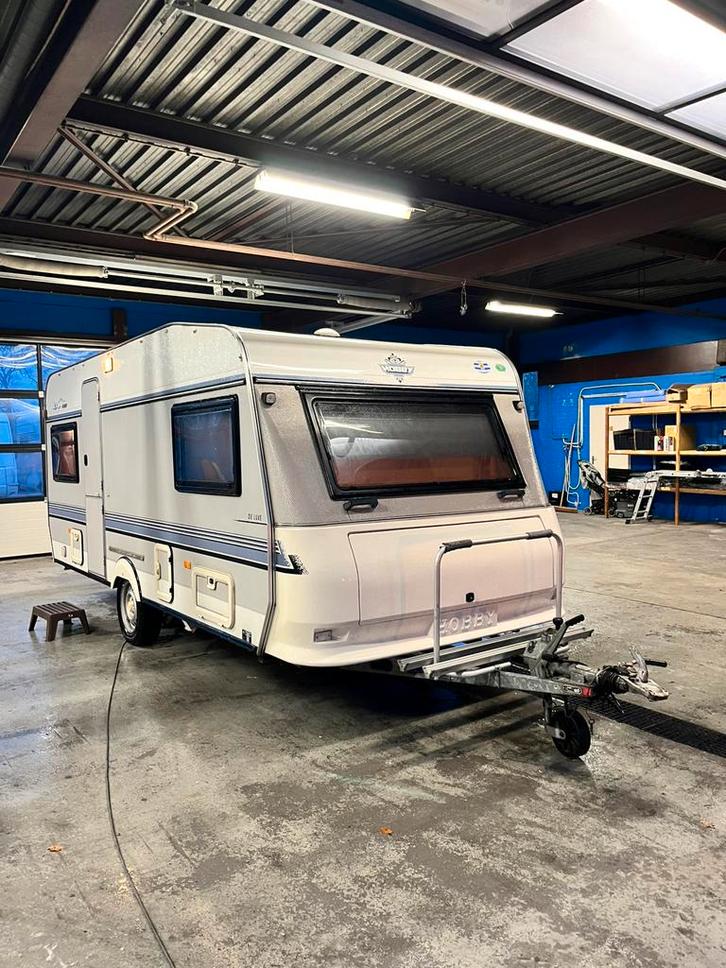 Hobby 495 de luxe 94” NETTE STAAT met voortent, Caravans en Kamperen, Caravans, Particulier, tot en met 4, 750 - 1000 kg, Rondzit