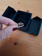 14 k gouden ring met zirkonia's en saffieren, Ophalen of Verzenden, Zo goed als nieuw, 17 tot 18, Dame