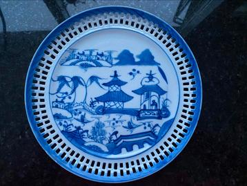 Oud bord met Chinese pagodes beschikbaar voor biedingen