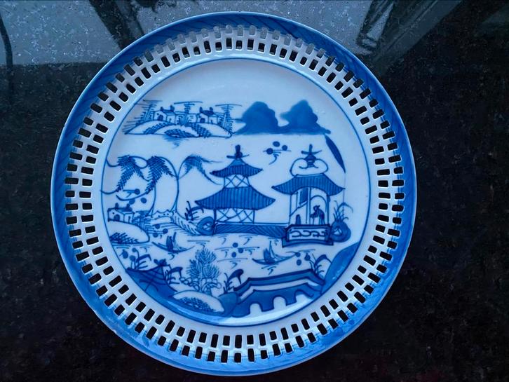 Oud bord met Chinese pagodes, Antiek en Kunst, Antiek | Keramiek en Aardewerk, Ophalen of Verzenden