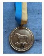 Medaille 1973 Paarden aan lint geel blauw, Postzegels en Munten, Penningen en Medailles, Ophalen of Verzenden