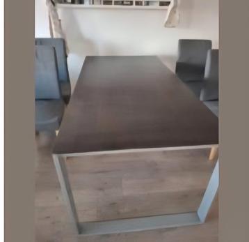 Stevige eettafel met metalen frame beschikbaar voor biedingen