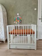 Box wit met ronde spijlen, lade en zgan matras, Kinderen en Baby's, Boxen, Rond, Lade, Zo goed als nieuw, Ophalen