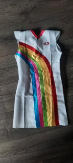 K3 regenboog jurk in maat 116 / 3-6 jaar, Kinderen en Baby's, Carnavalskleding en Verkleedspullen, Ophalen, Gebruikt, 110 t/m 116