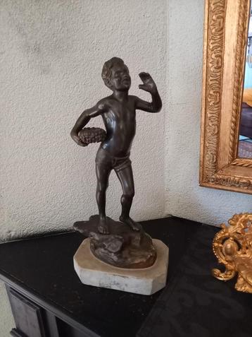 Mooi oud beeldje op sokkel marmer gesigneerd beschikbaar voor biedingen