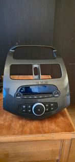 Orginal chevrolet spark radio met orginal carbon onlijsting, Auto diversen, Autoradio's, Ophalen, Zo goed als nieuw
