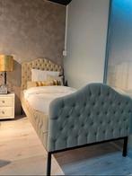 Showroom eenpersoons kinderbed gecapitoneerd, Ophalen, Zo goed als nieuw