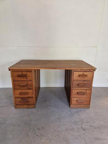 Vintage bureau met 8 laden beschikbaar voor biedingen
