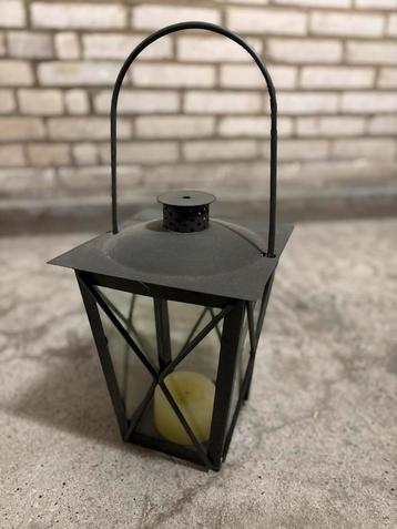 Zwarte lantaarn beschikbaar voor biedingen