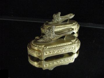 2 antieke bronzen muiltjes beschikbaar voor biedingen