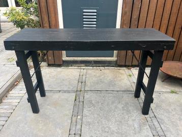Bureau / tafel beschikbaar voor biedingen