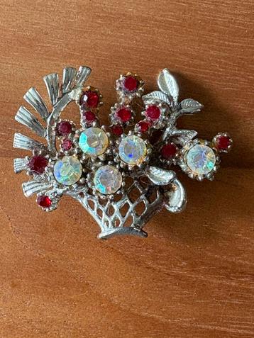 Vintage broche met rode en witte zirkonia 4,8 x 3,7 cm beschikbaar voor biedingen
