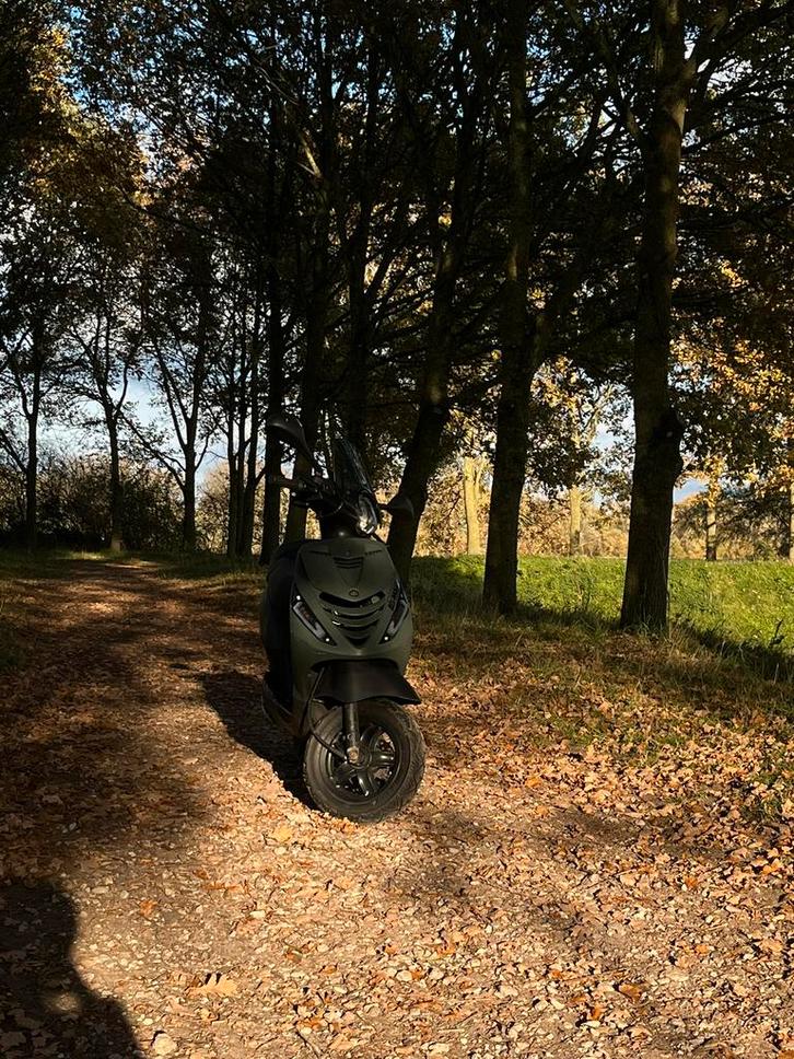 Zip 2 takt 50cc startklaar, Fietsen en Brommers, Scooters | Piaggio, Zo goed als nieuw, Zip, Benzine, Ophalen of Verzenden