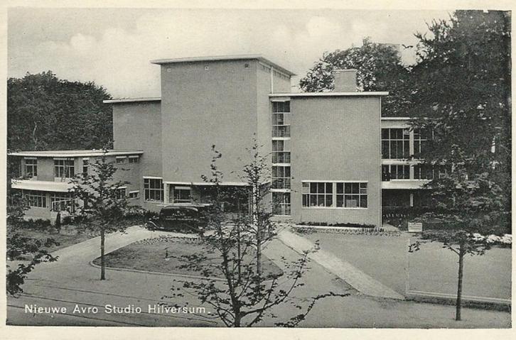 AK Hilversum AVRO studio jaren 30 vrachtauto Allan, Verzamelen, Ansichtkaarten | Nederland, Ongelopen, Utrecht, 1920 tot 1940