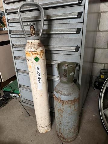 Gas cylinders een argon en een co2 beide eigendom beschikbaar voor biedingen