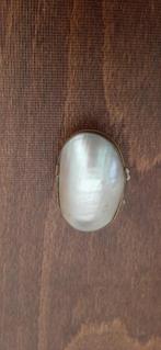 Pillendoosje van parelmoer met messing sluiting., Ophalen of Verzenden