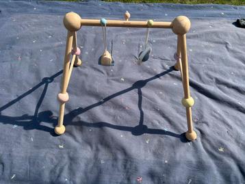 Plantoys houten babygym beschikbaar voor biedingen