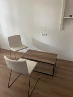 Two white chairs and a coffee table, Huis en Inrichting, Tafels | Sidetables, Ophalen of Verzenden, Zo goed als nieuw, 25 tot 50 cm