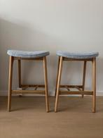 2 Barkrukken van het merk 366 Concept in lichtblauw bouclé, Ophalen, 60 tot 90 cm, Nieuw, Hout