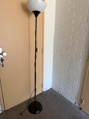 Staand lamp beschikbaar voor biedingen