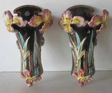 twee art nouveau barbotine bloemenhouders Debruyn beschikbaar voor biedingen