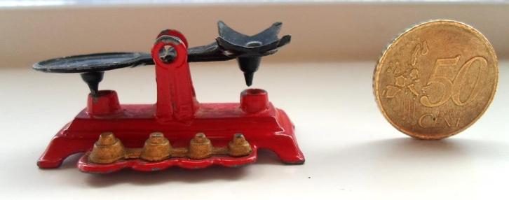 Metalen weegschaal voor mini winkeltje of keukentje., Verzamelen, Poppenhuizen en Toebehoren, Gebruikt, Gebruiksvoorwerp, Ophalen of Verzenden