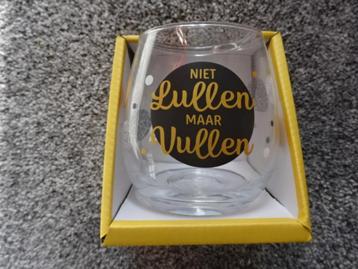 Wijn-/waterglas met de tekst NIET LULLEN, MAAR VULLEN beschikbaar voor biedingen