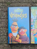 2 VHS videobanden Bert & Ernie Sesamstraat, Alle leeftijden, Ophalen of Verzenden, Zo goed als nieuw, Kinderprogramma's en -films