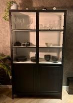 WOOOD Nora Vitrinekast - Zwart Metaal, Huis en Inrichting, Kasten | Vitrinekasten, Ophalen, Met deur(en), 100 tot 150 cm, Zo goed als nieuw